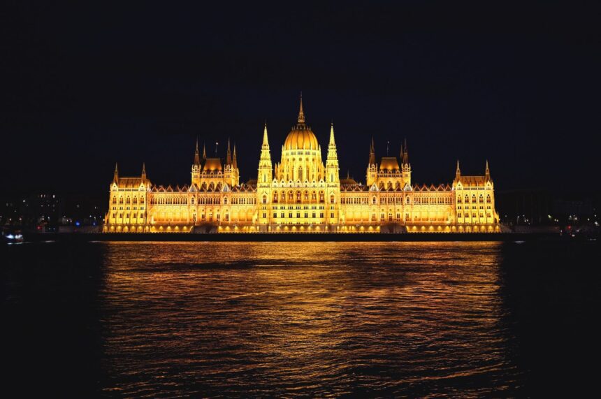 budapest parliament danube river.jpgautocompresscstinysrgbdpr2h650w940dldosya
