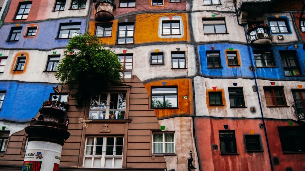 Wohnhausfassade in einer österreichischen Stadt an einem hellen Herbsttag