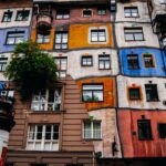Wohnhausfassade in einer österreichischen Stadt an einem hellen Herbsttag
