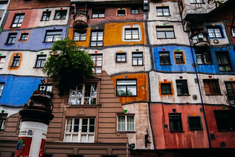 Wohnhausfassade in einer österreichischen Stadt an einem hellen Herbsttag