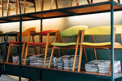 möbel heinrich kirchlengern - Vibrant modern wooden chairs arranged on shelves in a stylish furnitur