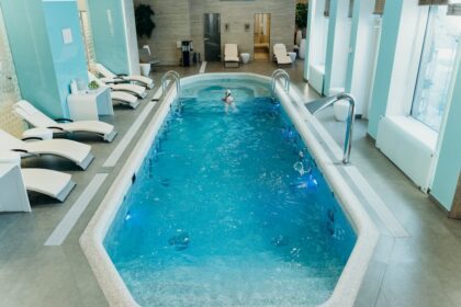 mediterana bergisch gladbach - Bright indoor spa pool with lounge chairs and calm atmosphere, ideal