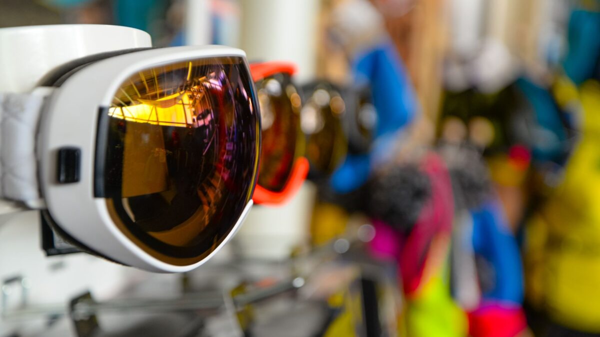 Zwei Paar Skier und Ausrüstung liegen zum Vergleich nebeneinander im Geschäft