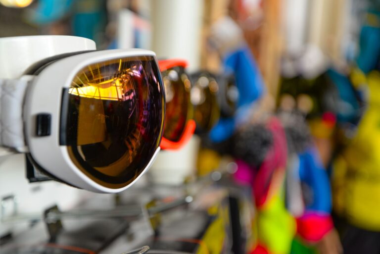 Zwei Paar Skier und Ausrüstung liegen zum Vergleich nebeneinander im Geschäft