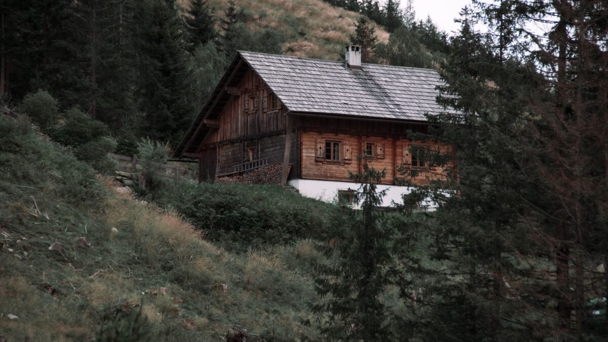 Einfamilienhaus in einer österreichischen Landschaft unter aufziehenden Gewitterwolken