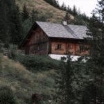 Einfamilienhaus in einer österreichischen Landschaft unter aufziehenden Gewitterwolken