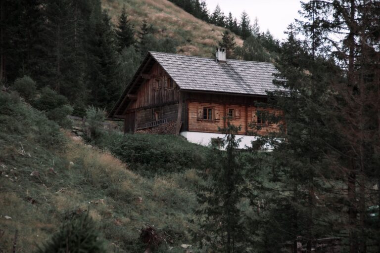 Einfamilienhaus in einer österreichischen Landschaft unter aufziehenden Gewitterwolken