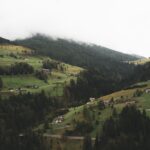 Einfamilienhaus in einer österreichischen Landschaft unter aufziehenden Gewitterwolken
