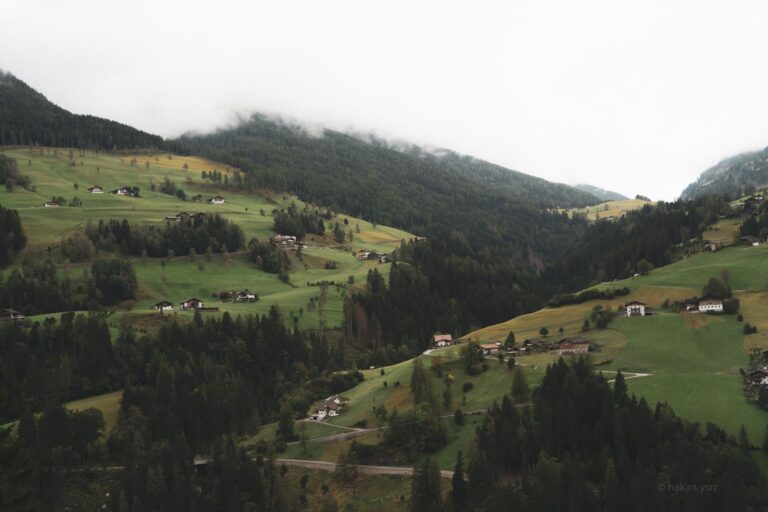 Einfamilienhaus in einer österreichischen Landschaft unter aufziehenden Gewitterwolken