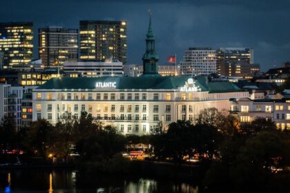 tortue hamburg - Stunning view of the illuminated Hotel Atlantic in Hamburg reflecting city lights a